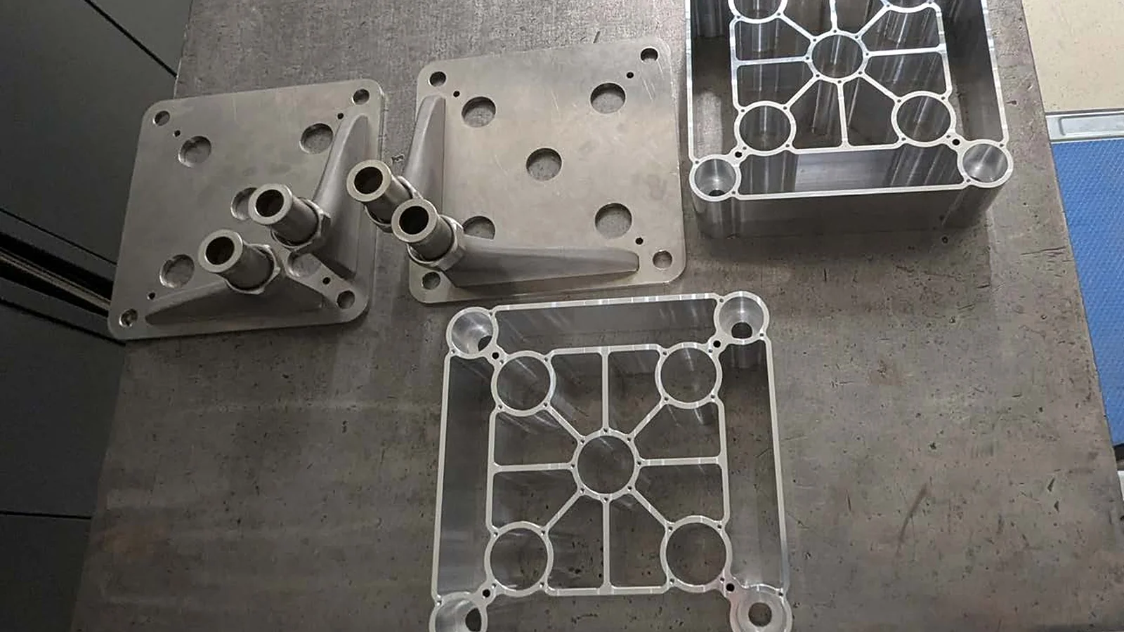 Gefräste Stack-Endplatten und Zellrahmen auf einem Werkstatttisch.