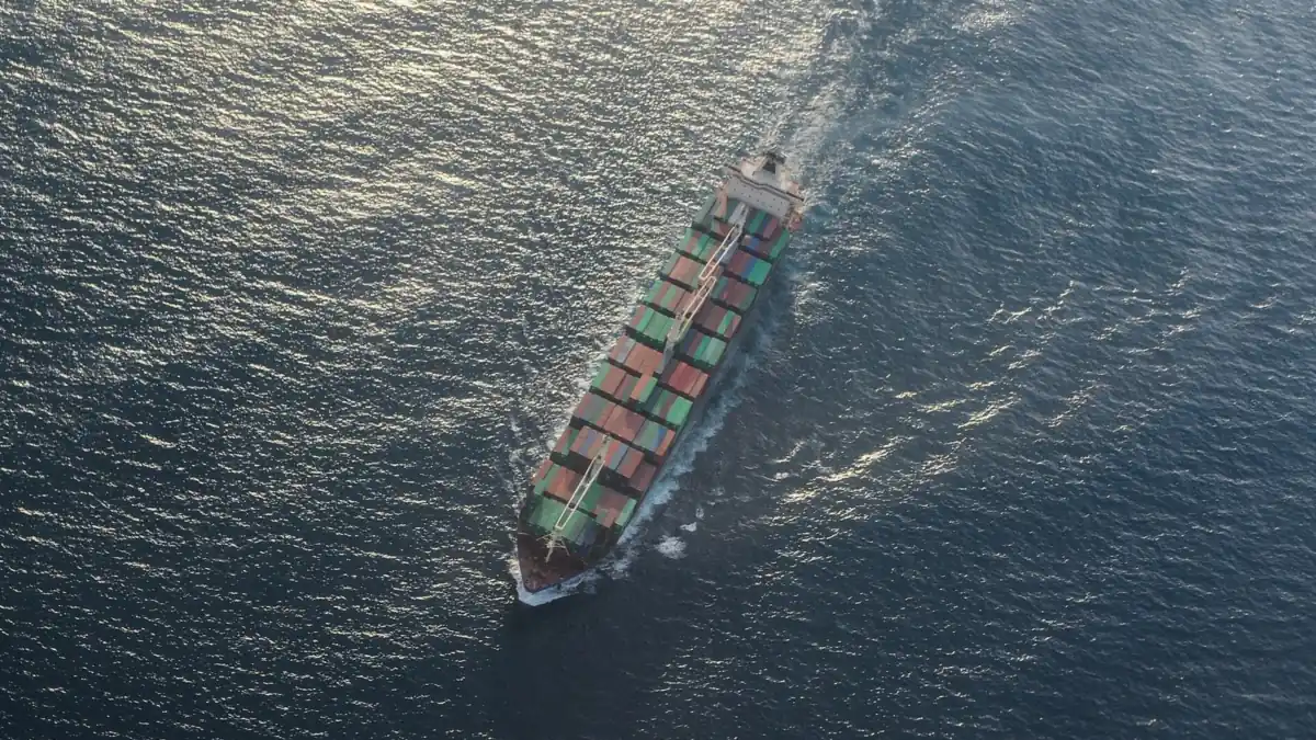 Aerial view of a container ship at sea, the segment targeted by hydrogen, ammonia and methanol fuels
