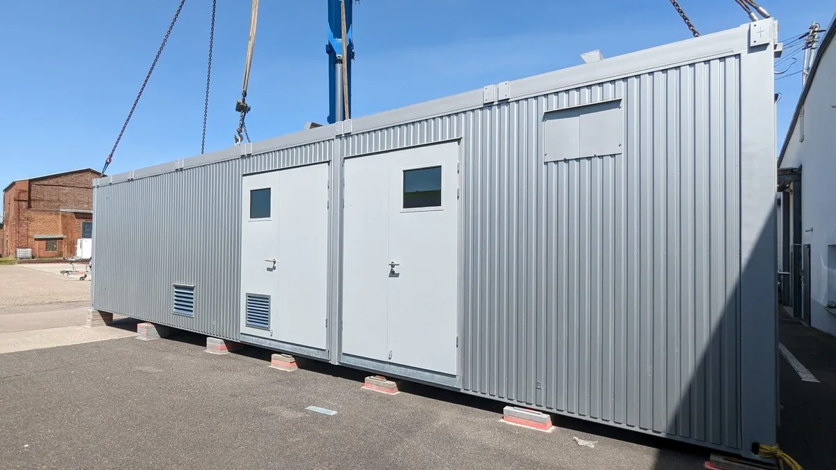 Electrolyser container being set down on its foundation at a pilot site