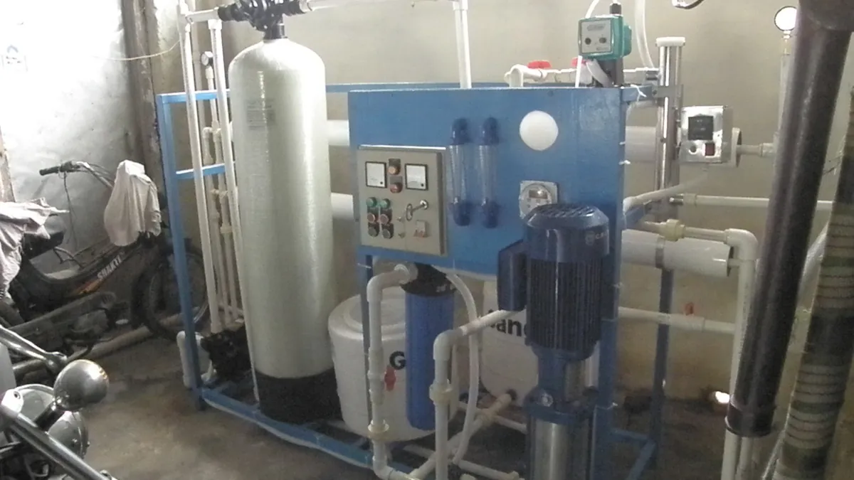Industrial reverse osmosis water treatment unit with pressure vessel, pump and control panel
